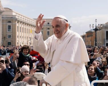 Papež František hospitalizován s dýchací infekcí